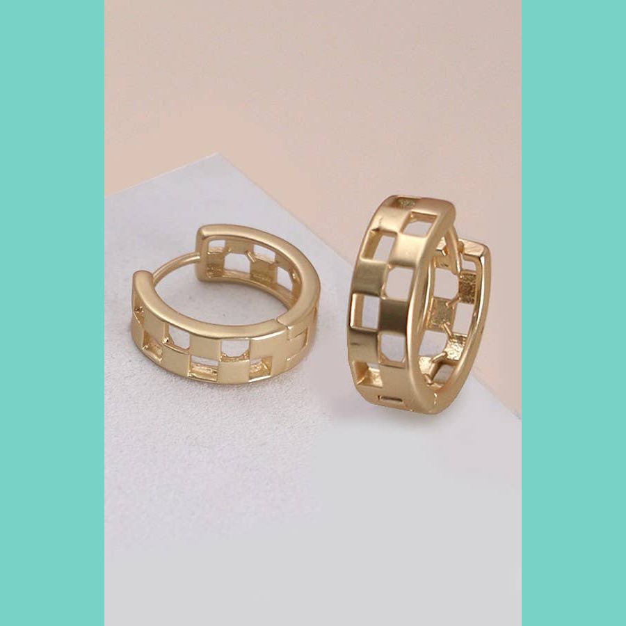 MINI CUTOUT CHECKER HOOP HUGGIE EARRING | MATTE GOLD