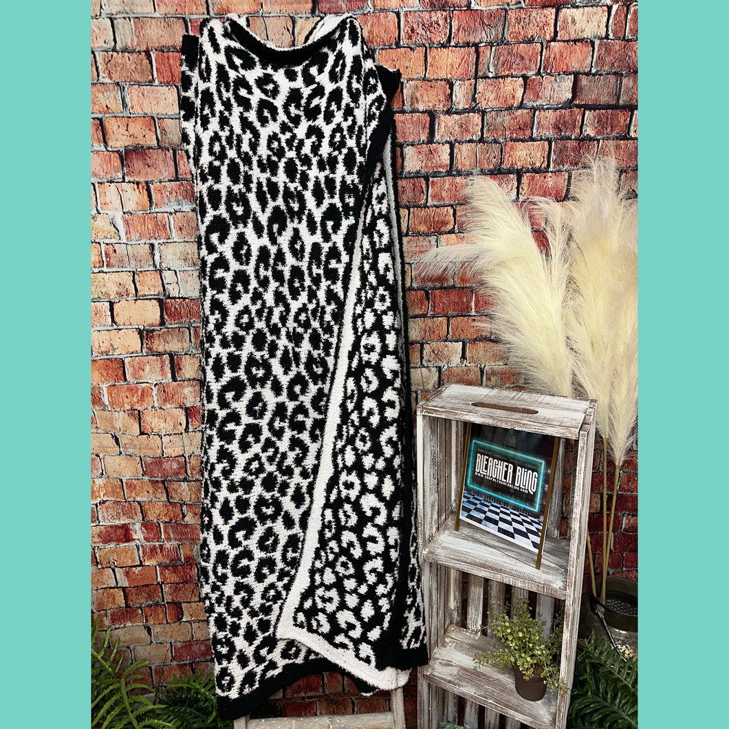 Cozy Cloud Black & White Leopard Blanket